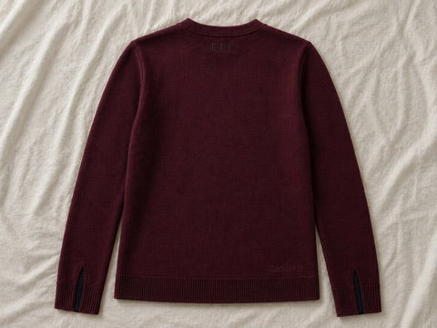 Pull femme bordeaux Braise Maison Cassian, vue de dos, poignets fendus et signature discrète