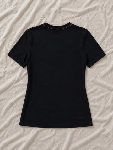 T-shirt femme noir Onyx Maison Cassian, vue de dos, finition sobre et signature discrète