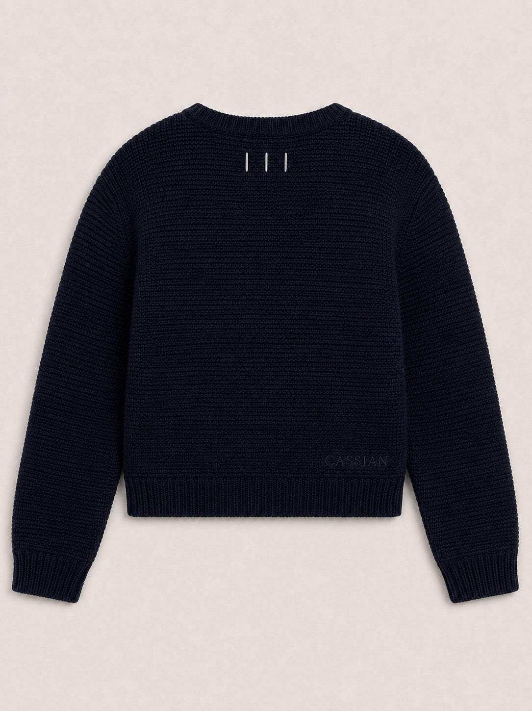 Cardigan femme brodé bleu nuit Minuit Maison Cassian, vue de dos, maille texturée et signature III argentée