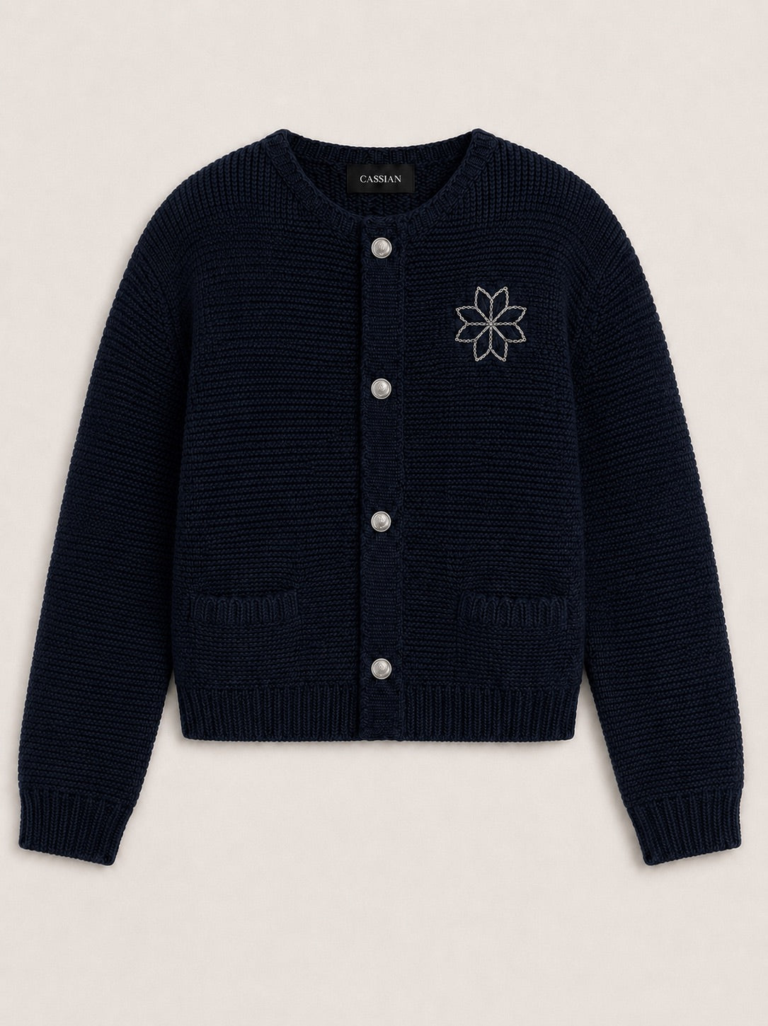 Cardigan femme brodé bleu nuit Minuit Maison Cassian, vue de face, maille texturée, boutons argentés et fleur brodée