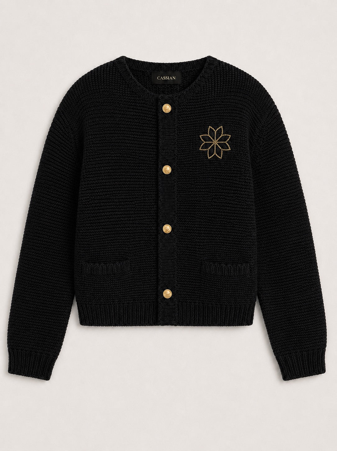 Cardigan femme brodé noir Obsidienne Maison Cassian, vue de face, maille texturée, boutons dorés et fleur brodée