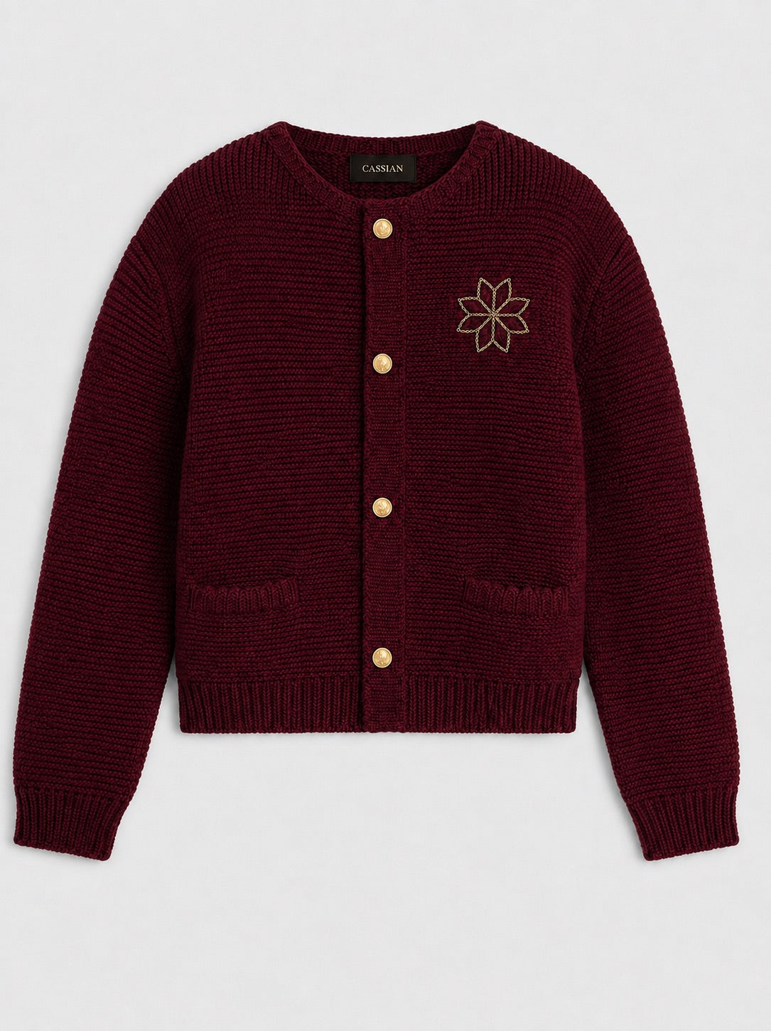 Cardigan femme brodé bordeaux Grenat Maison Cassian, vue de face, maille texturée, boutons dorés et fleur brodée