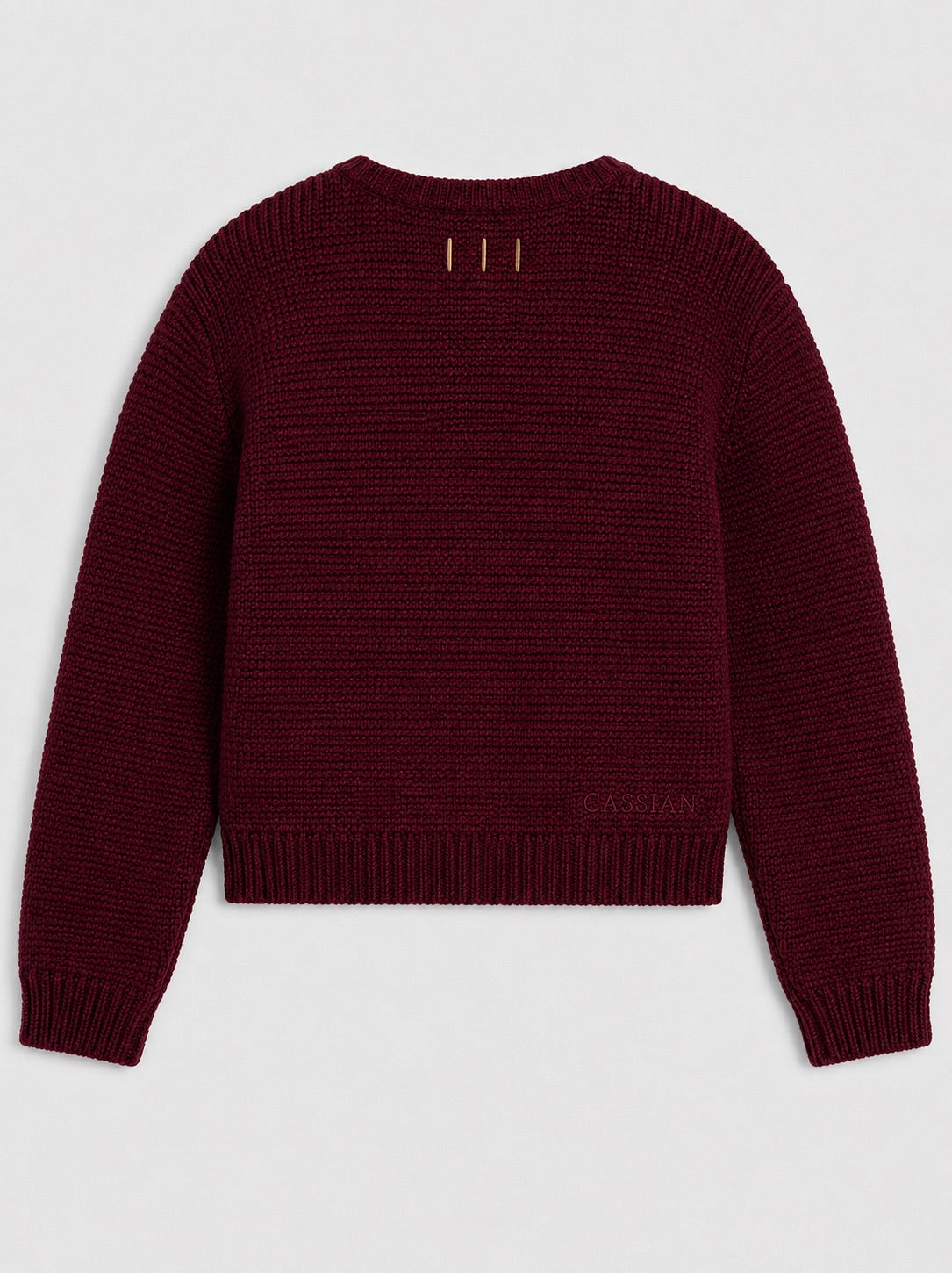Cardigan femme brodé bordeaux Grenat Maison Cassian, vue de dos, maille texturée et signature III dorée