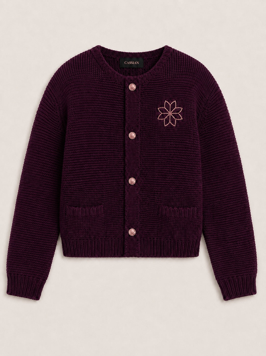 Cardigan femme brodé violet Améthyste Maison Cassian, vue de face, maille texturée, boutons rosés et fleur brodée