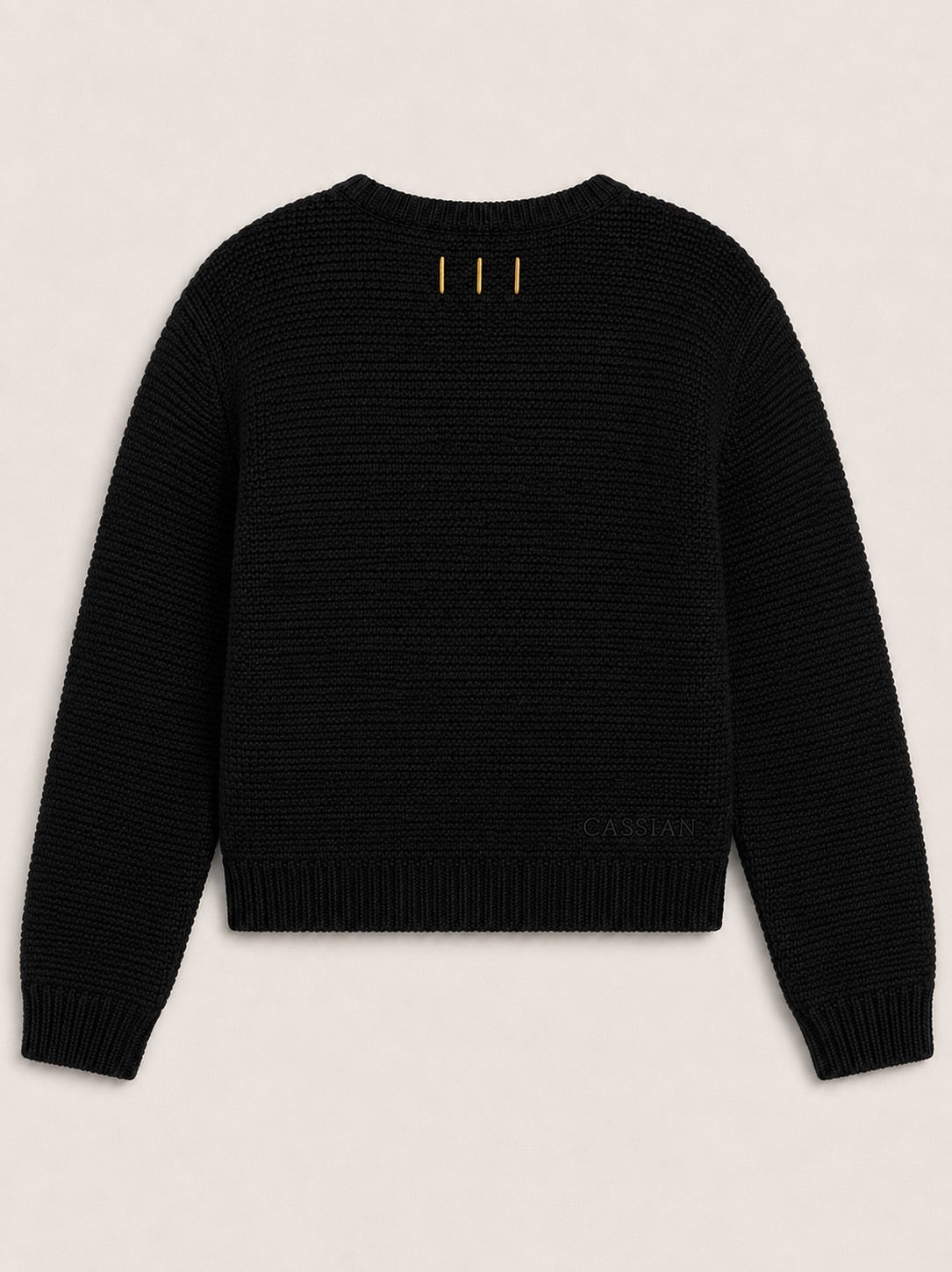 Cardigan femme brodé noir Obsidienne Maison Cassian, vue de dos, maille texturée et signature III dorée