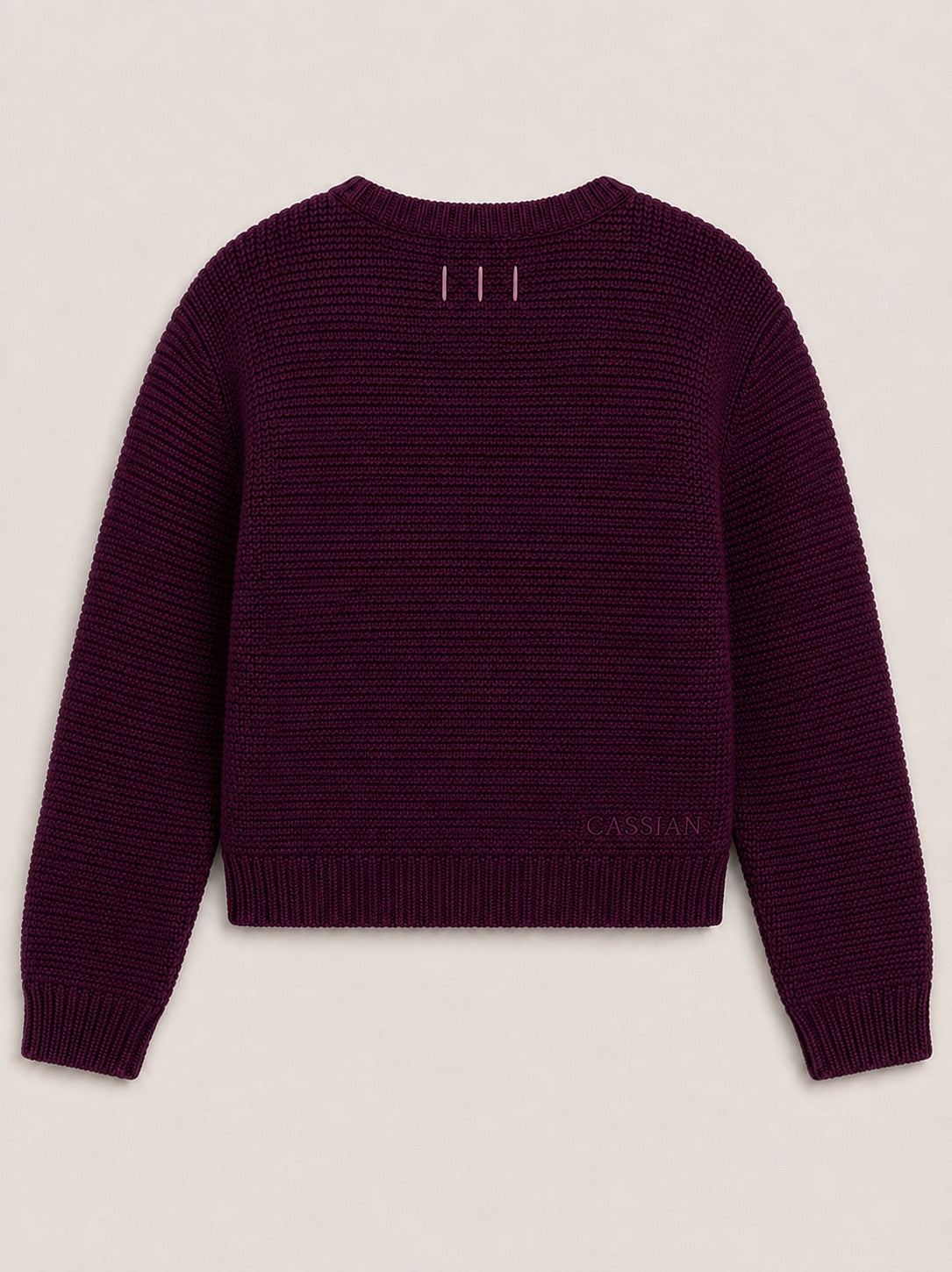 Cardigan femme brodé violet Améthyste Maison Cassian, vue de dos, maille texturée et signature III rosée